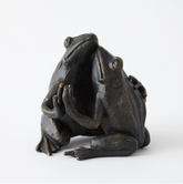 HUGGING FROG SCULPTURE